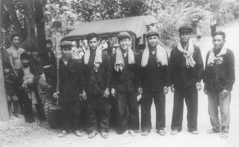 Chinese advisers and Khmer Rouge soldiers pose for a photo. (The family of Um Sarun/DC-CAM)