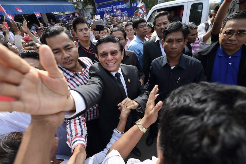 CNRP Vice President Kem Sokha greets supporters in front of the party’s Phnom Penh headquarters on Sunday. (Satoshi Takahashi)