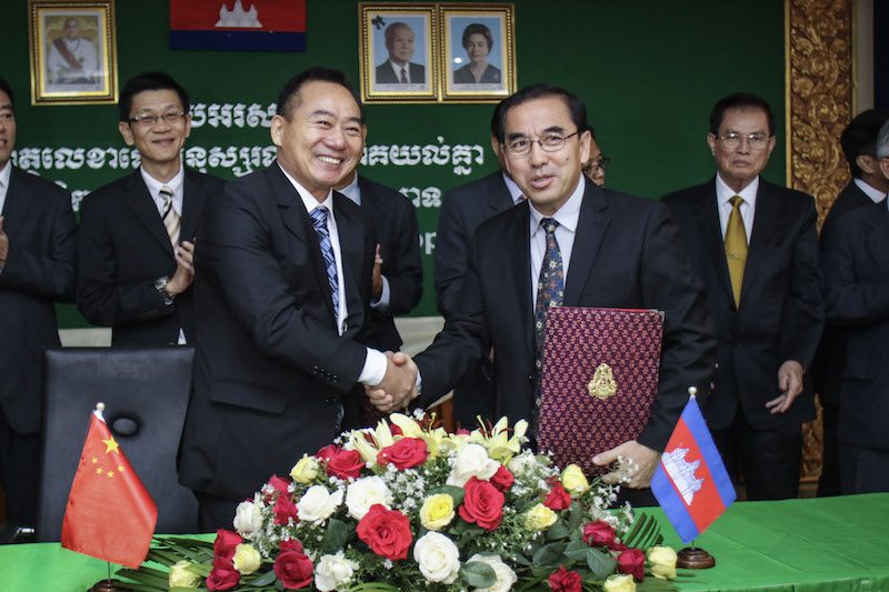 Agriculture Minister Veng Sokhon, right, shakes hands with Tianrui (Cambodia) Agriculture Corporation CEO Shen Chen after a signing ceremony at the Ministry of Agriculture in Phnom Penh on Wednesday. (Khem Sovannara)