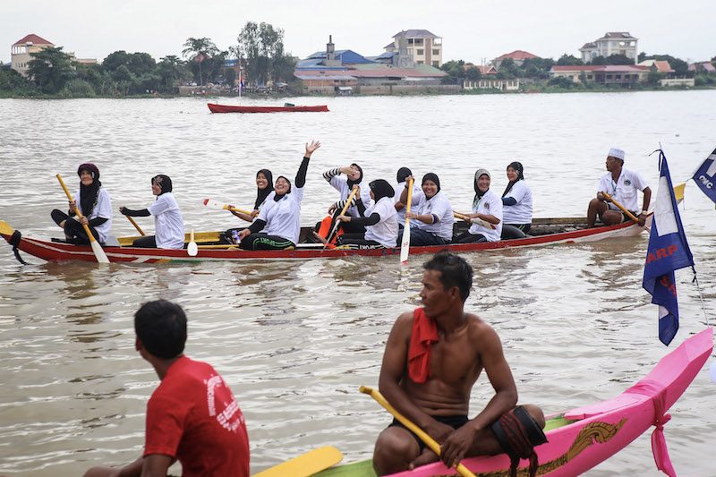 A crew of Cham Muslim women return from the finish line during Sunday’s boat races in Takhmao City. (Hannah Hawkins/The Cambodia Daily)