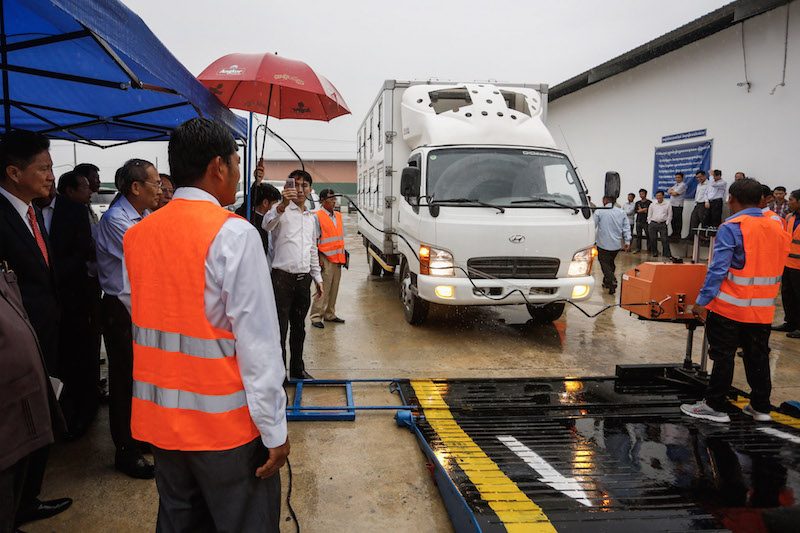 The Transport Ministry unveils a new mobile vehicle inspection unit during a demonstration in Phnom Penh on Tuesday. (Siv Channa/The Cambodia Daily)