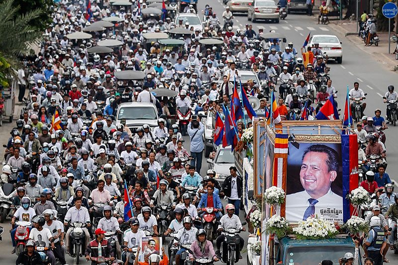 Mourners join a funeral procession for slain political analyst Kem Ley on its way out of Phnom Penh on Sunday. (Siv Channa/The Cambodia Daily)