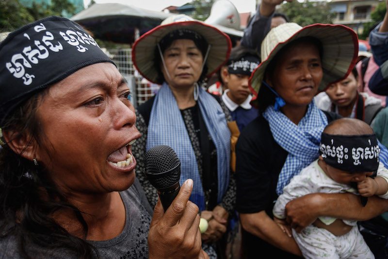 Oum Sophy, a representative of villagers embroiled in a land dispute in Kompong Chhnang province, shouts during Monday’s protest in Phnom Penh. (Siv Channa/The Cambodia Daily)