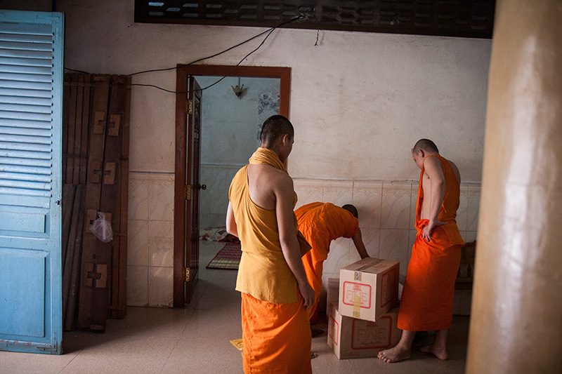 Monks pack boxes on Thursday as they prepare to move out of one of five residences to be demolished to make way for a new dining hall at Wat Ounalom in Phnom Penh. (Brian Leli/The Cambodia Daily)