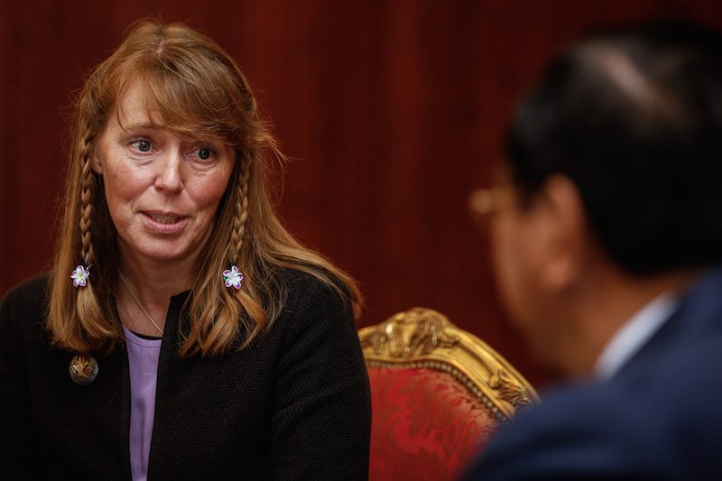Rhona Smith, the UN’s human rights envoy to Cambodia, speaks with Foreign Affairs Minister Prak Sokhonn in Phnom Penh on Monday. (Siv Channa/The Cambodia Daily)