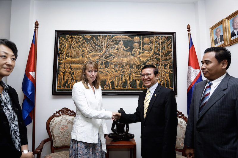 The UN’s special rapporteur on human rights in Cambodia, Rhona Smith, shakes hands with CNRP Vice President Kem Sokha during a meeting in Phnom Penh on Wednesday. (Siv Channa/The Cambodia Daily)