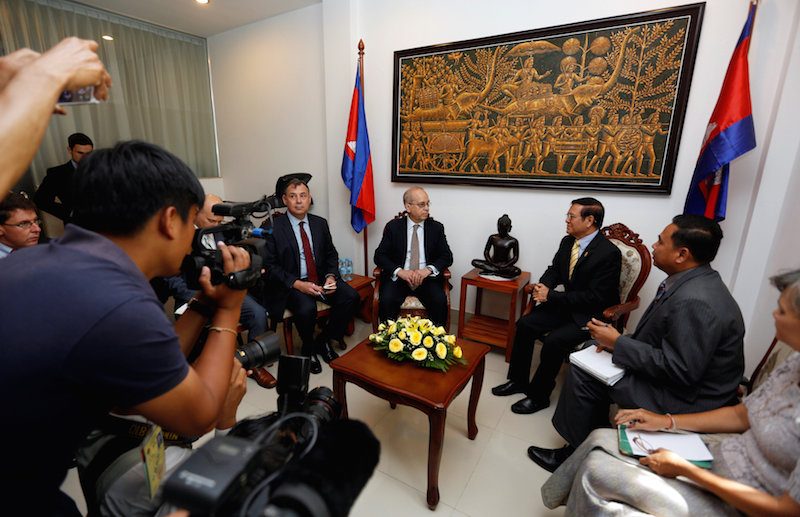 Daniel Russel, an assistant U.S. secretary of state, meets with deputy opposition leader Kem Sokha at the CNRP’s headquarters in Phnom Penh on Thursday. (Pring Samrang/Reuters)