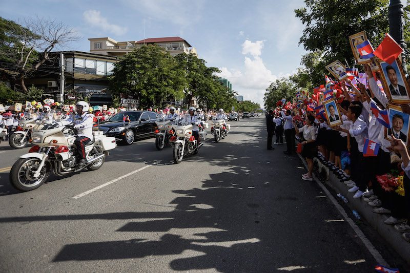 A car carrying Chinese President Xi Jinping drives down Sothearos Boulevard on the way to a meeting with King Norodom Sihamoni in Phnom Penh on Thursday. (Siv Channa/The Cambodia Daily)