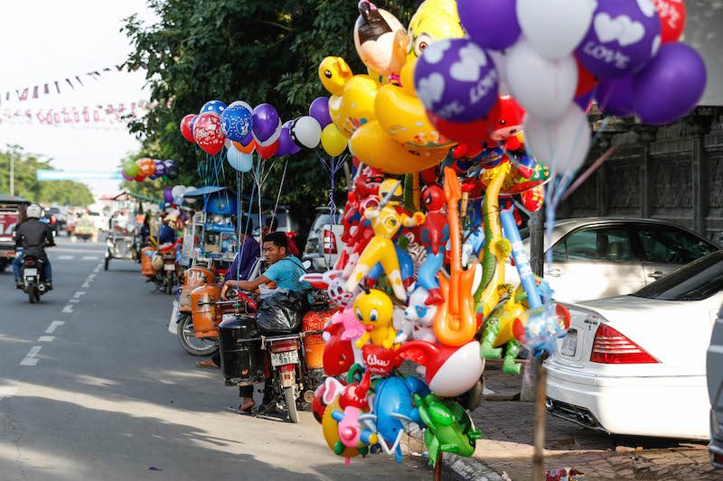 Vendors sell balloons along Sihanouk Boulevard in Phnom Penh on Thursday. (Siv Channa/The Cambodia Daily)