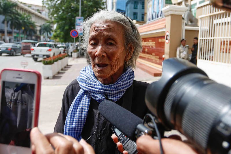 Nget Khun speaks to reporters outside the Phnom Penh Municipal Court on Thursday. (Siv Channa/The Cambodia Daily)