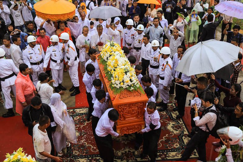 Pallbearers carry Pen Sovann’s casket to his cremation stupa during a ceremony at Phnom Penh’s Wat Russei Sanh on Sunday morning. (Social Breaking News)