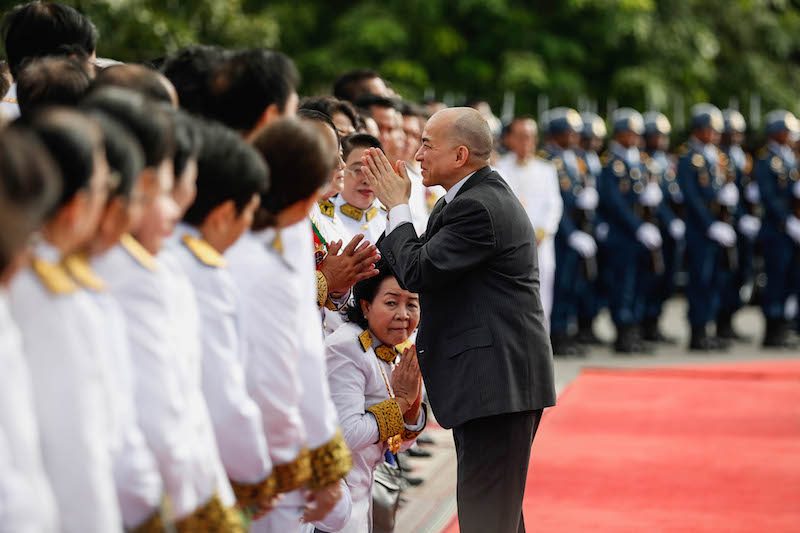 King Norodom Sihamoni greets government officials on Wednesday at Independence Monument in Phnom Penh. (Siv Channa/The Cambodia Daily)