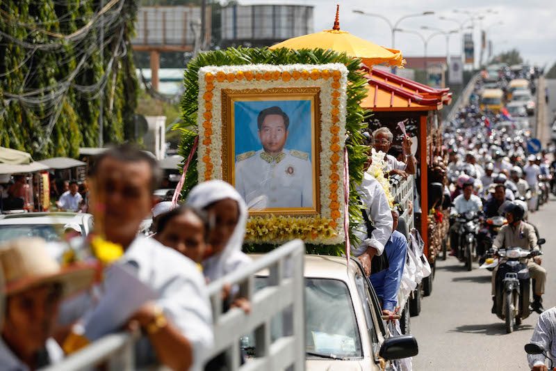 The funeral cortege of late CNRP lawmaker and former Prime Minister Pen Sovann arrives in Phnom Penh on Wednesday. (Siv Channa/The Cambodia Daily)