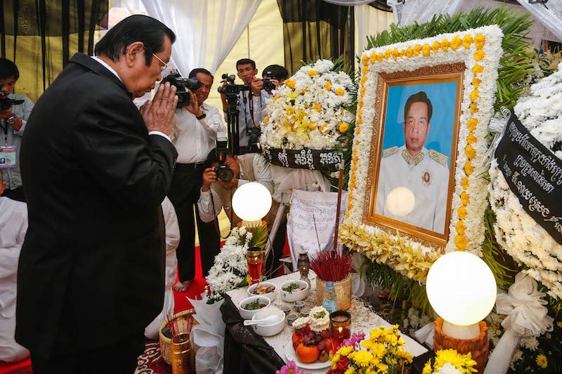 Nguon Nhel, second vice-president of the National Assembly, pays his respects to Pen Sovann at Wat Thann in Phnom Penh on Thursday. (Siv Channa/The Cambodia Daily)