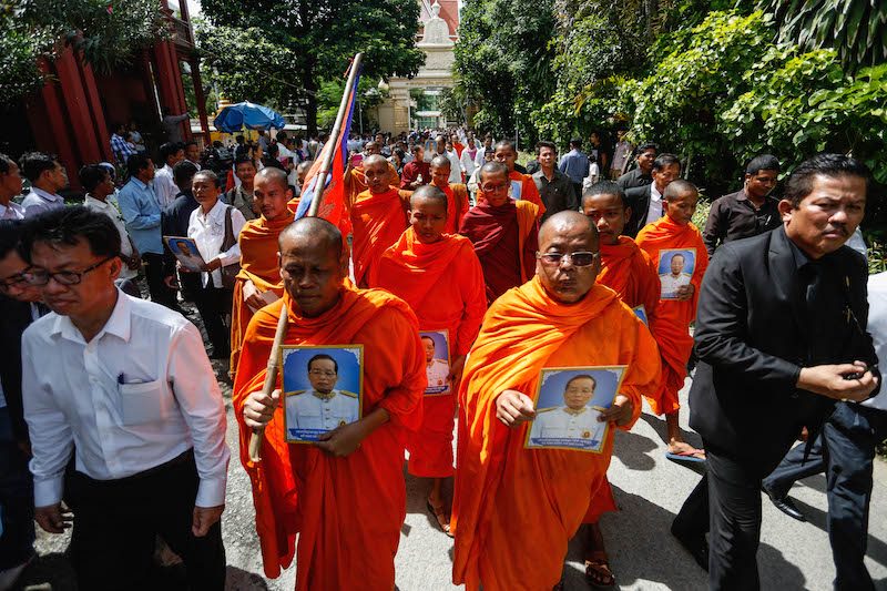 Monks join a funeral cortege for late CNRP lawmaker and former Prime Minister Pen Sovann in Phnom Penh on Wednesday. (Siv Channa/The Cambodia Daily)