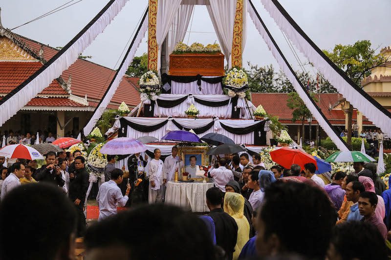 Mourners gather at the stupa built for Pen Sovann’s cremation during a ceremony on Sunday in Phnom Penh. (Social Breaking News)