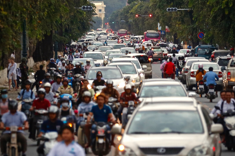 Traffic congestion along Norodom Boulevard in Phnom Penh. (Siv Channa/The Cambodia Daily)
