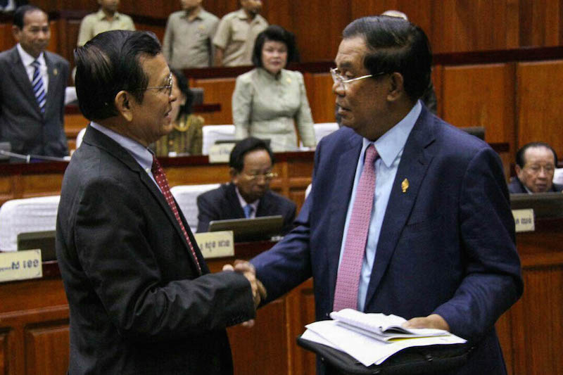 Deputy opposition leader Kem Sokha, left, greets Prime Minister Hun Sen on Wednesday at the National Assembly in Phnom Penh. (Fresh News)