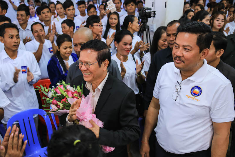 Deputy opposition leader Kem Sokha accepts a bouquet of flowers at a meeting with CNRP youth activists at the party’s headquarters in Phnom Penh on Sunday. (Ma Chetra)