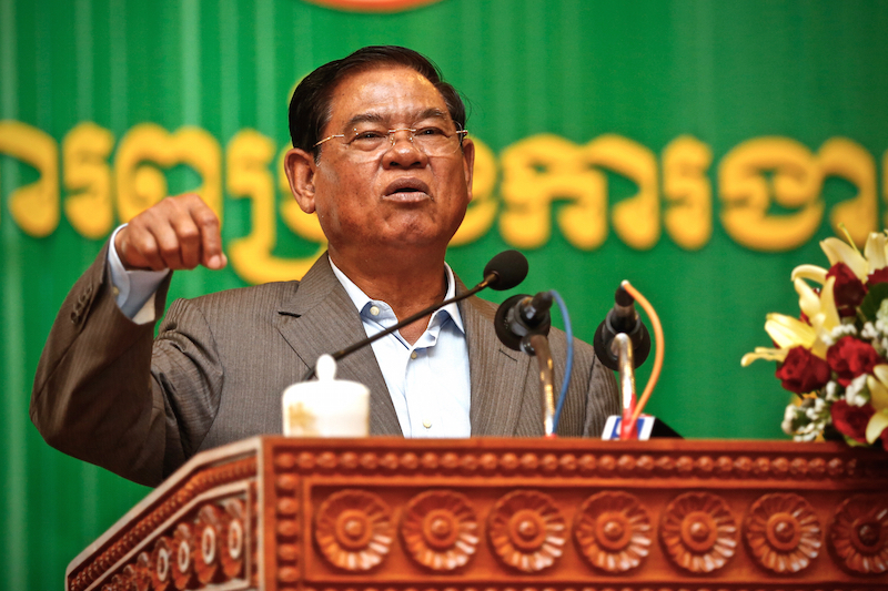 Interior Minister Sar Kheng speaks to commune police officers from from around the country at a meeting in Phnom Penh on Tuesday. (Siv Channa/The Cambodia Daily)