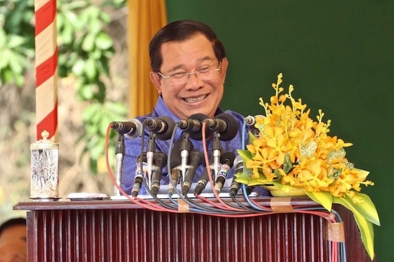 Hun Sen Accuses Analysts of Hypocrisy Over Leaks Criticism