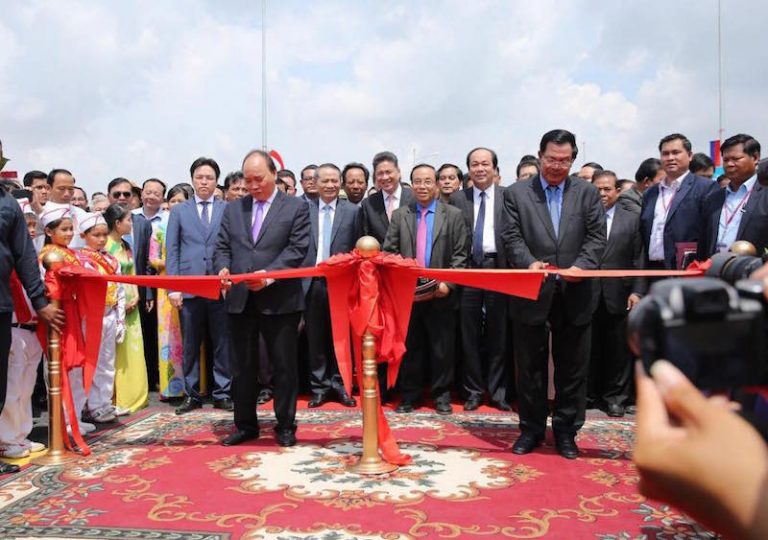 Hun Sen Inaugurates Bridge Connecting Kandal, Vietnam