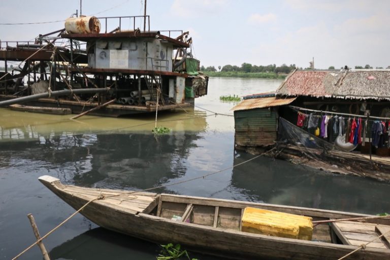 Fleeing Sewage, Houseboat Fleet Floats Into Phnom Penh