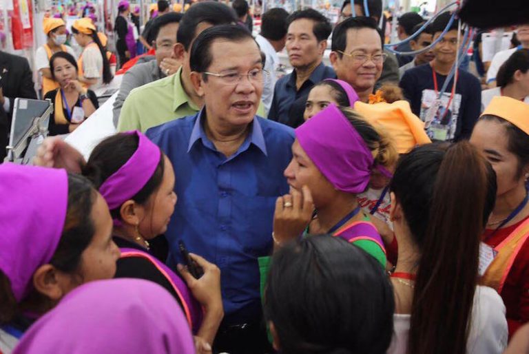Hun Sen Promises Cheaper Water Bills for Garment Workers