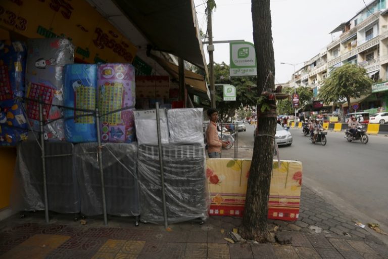 Phnom Penh Plans to Clear Shops From Streets, Sidewalks