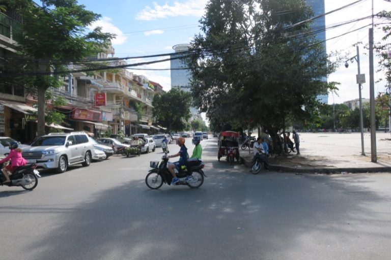 Daun Penh District Park Cleared of Cars, Improving Traffic