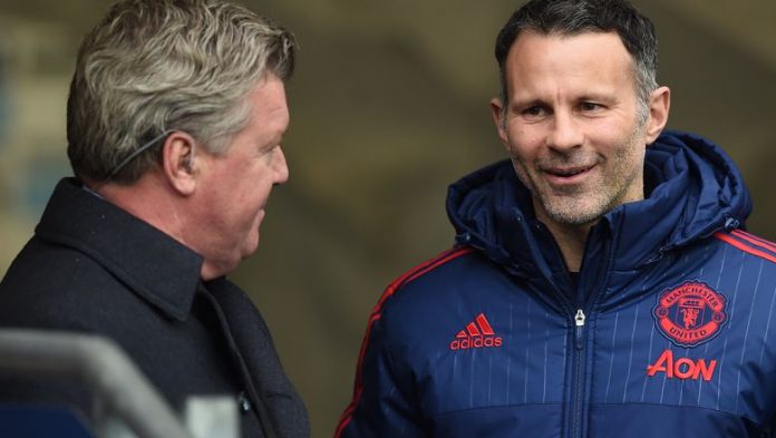 Manchester United's Welsh assistant manager Ryan Giggs (R)