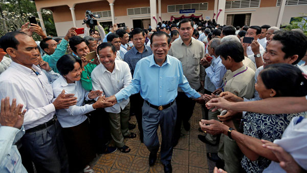 Cambodia’s PM Hun Sen ‘Violating Law’ by Asking For Votes Outside of Campaign Period: Observers