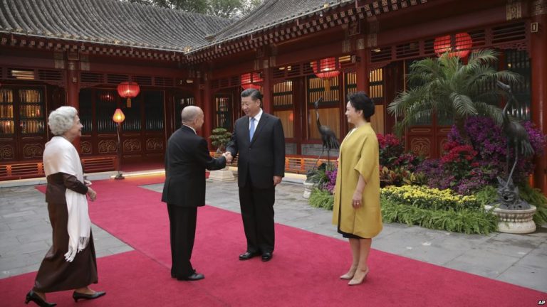 China’s First Couple Visit Cambodian Royals