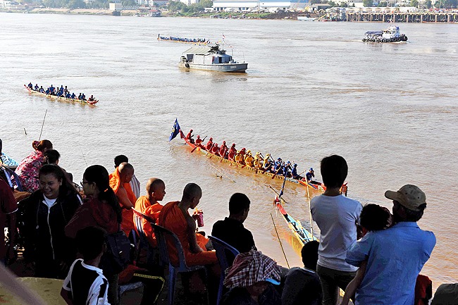 Cambodia marks water festival with boat races