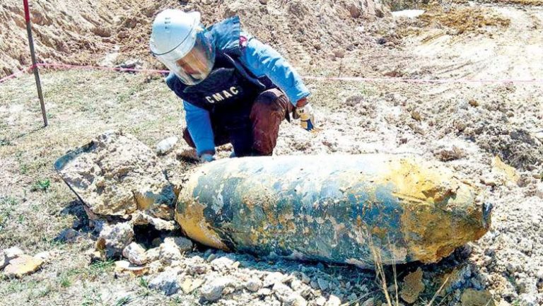 CMAC officials inspect 340kg American bomb in K’Speu province