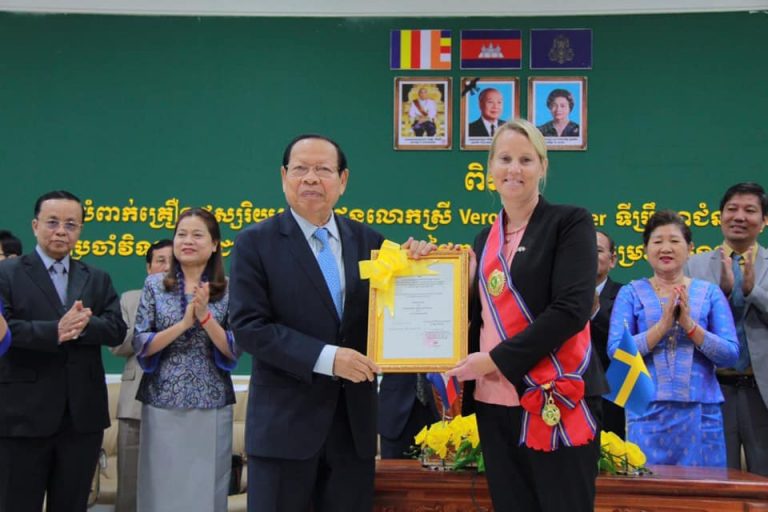 Swedish Senior Statistician received award from Cambodia