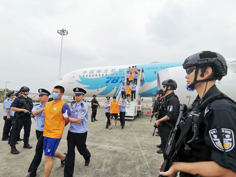 Police escort 150 telecommunications fraud suspects to Chongqing