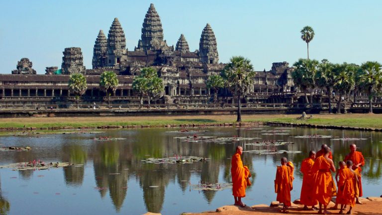 Gardeners Risk Their Lives to Climb Cambodia’s Angkor Wat Temple to Save it