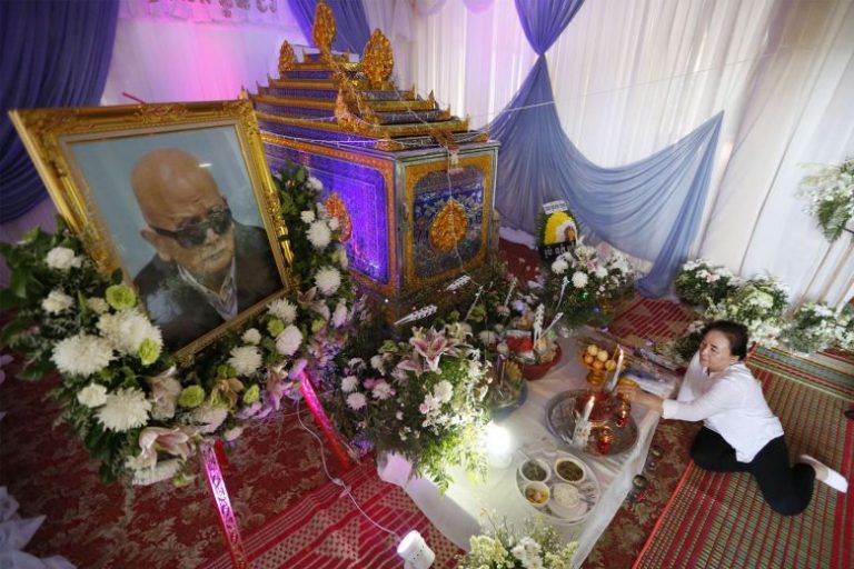 Mourners pay last respects to Khmer Rouge leader