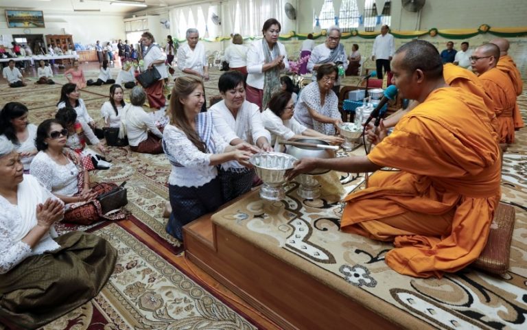 Monks’ eviction from Long Beach Cambodian Buddhist temple riles congregation