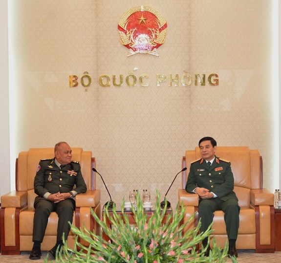 Chief of General Staff Phan Van Giang welcomes Cambodian guest