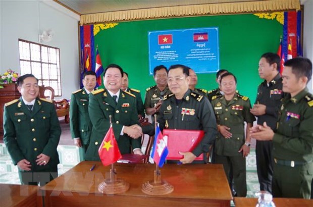 Armed forces of Vietnamese, Cambodian localities step up ties