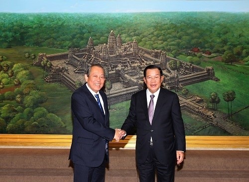 Deputy PM Truong Hoa Binh meets with Cambodian leaders