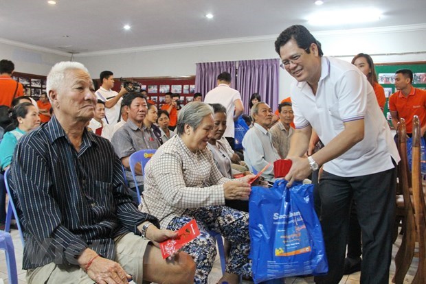 Sacombank presents gifts to poor Vietnamese in Cambodia