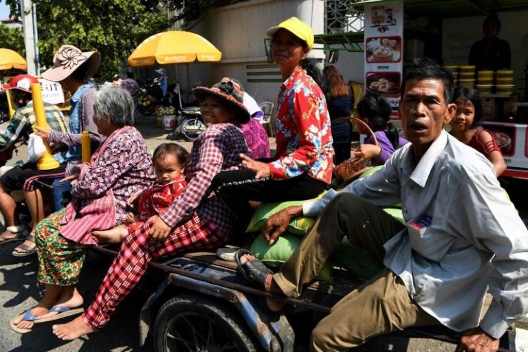 Cambodian PM congratulates China on progress in containing outbreak