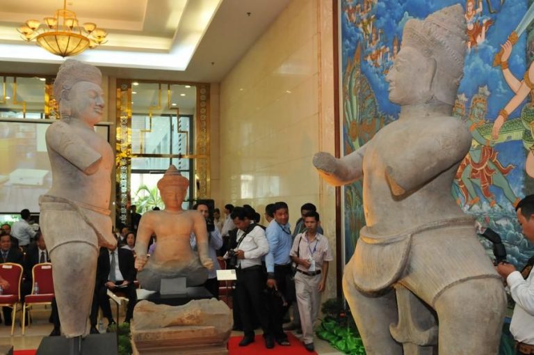 US returns two looted statues to Cambodia