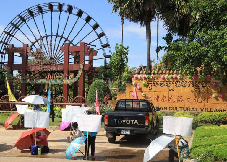 Siem Reap Cultural Village workers resume strike over wages