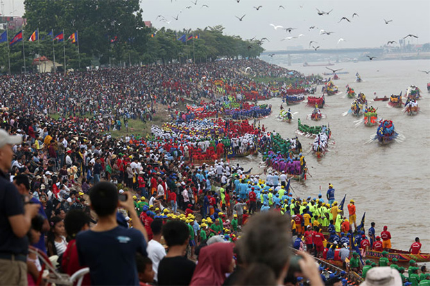 Cambodia calls off water festival in October