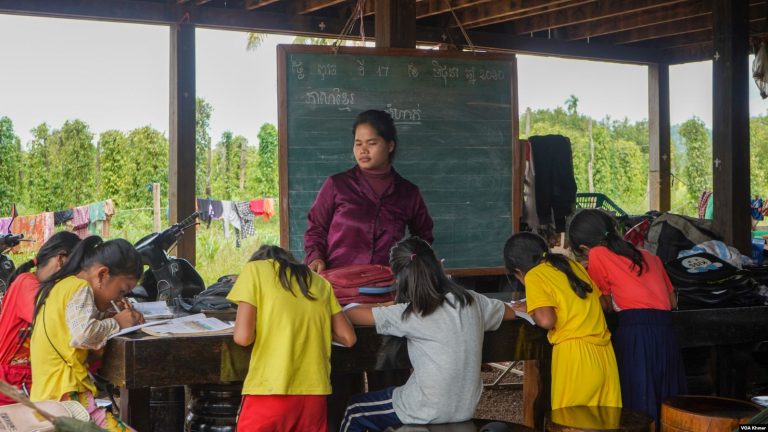 Battambang Teachers Use Makeshift Classrooms to Tutor Students