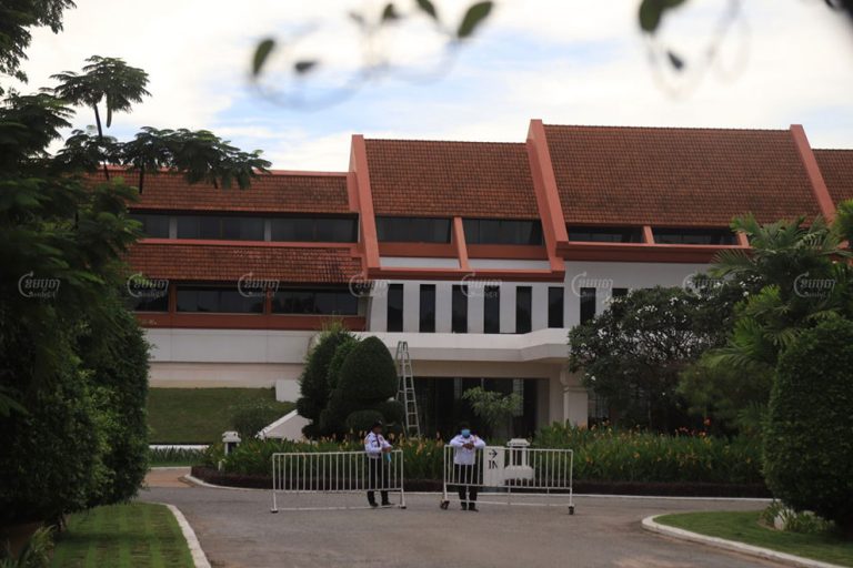 Security guards stop ongoing strikes at Siem Reap hotel